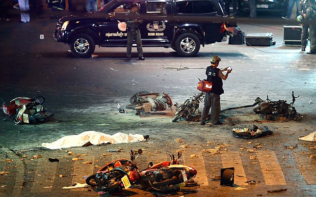 Hien truong vu no bom rung chuyen trung tam Bangkok